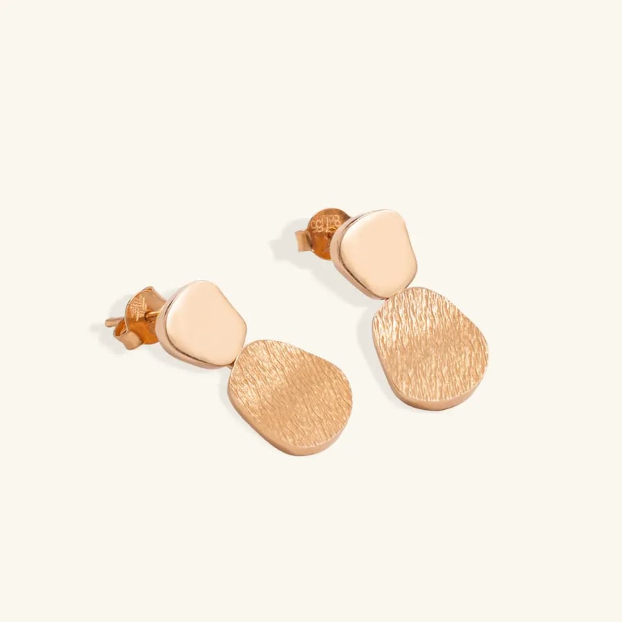 حلق ذهب صغير بنقش الحرير الناعم عيار 21