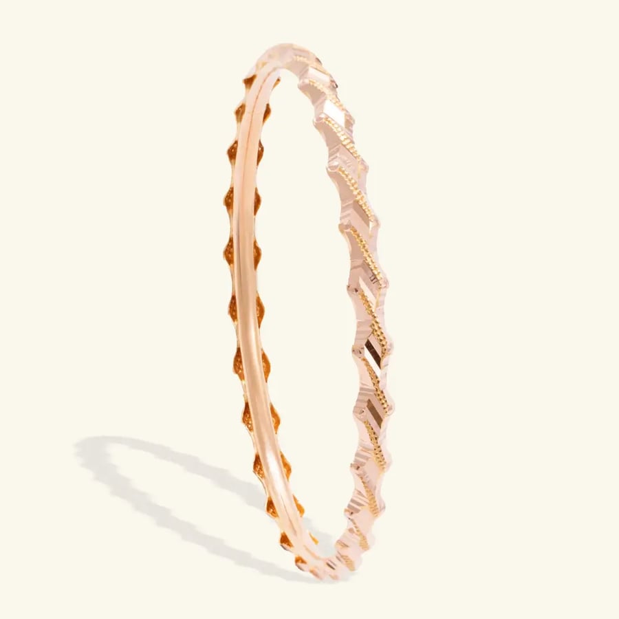 لمعان وتصميم غوايش ذهب مموجة عيار 21 بتصميم فخم وأنيق