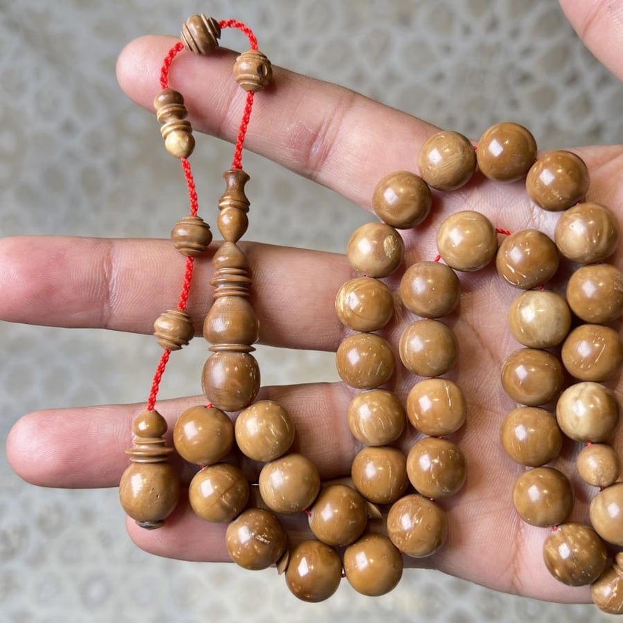 سبحة كوك تمليكة حزوز بلون بني فاتح وخيط أحمر