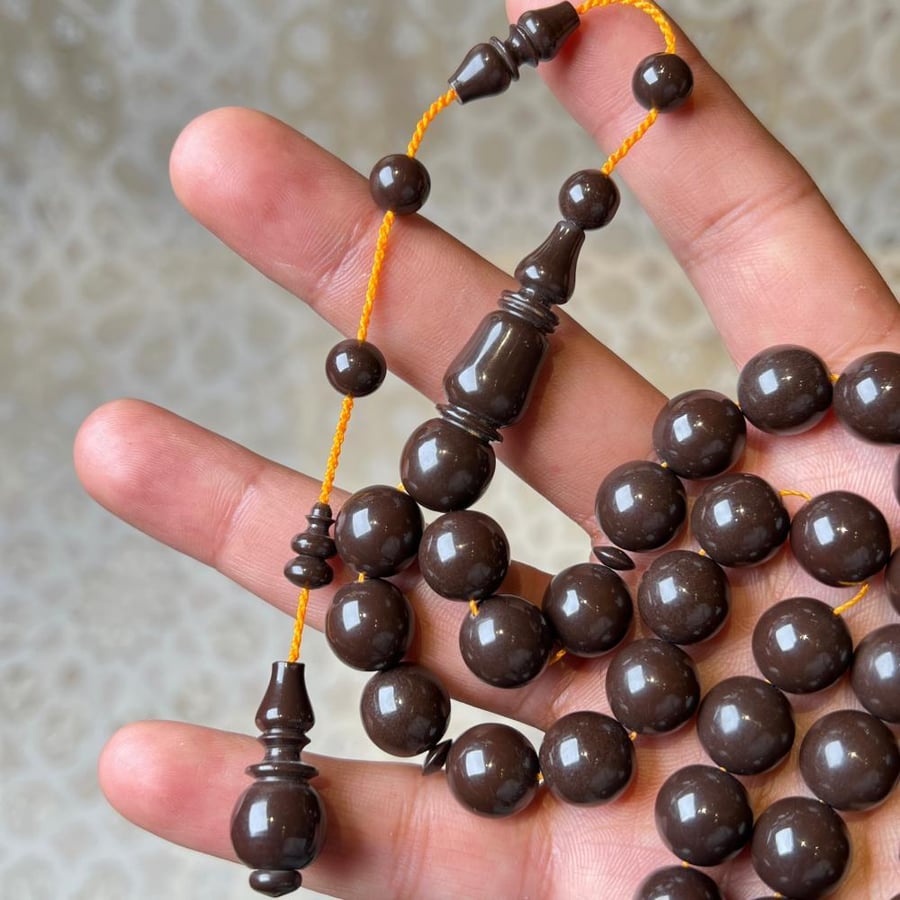 سبحة بولينج لون بني داكن مع تمليكة خيط أصفر