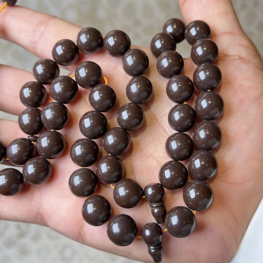 سبحة بولينج بلون بني داكن ولامع تمليكة في كف اليد