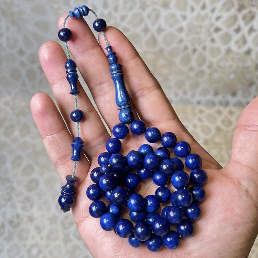 سبحة فاتوران كحلي لامعة في كف اليد