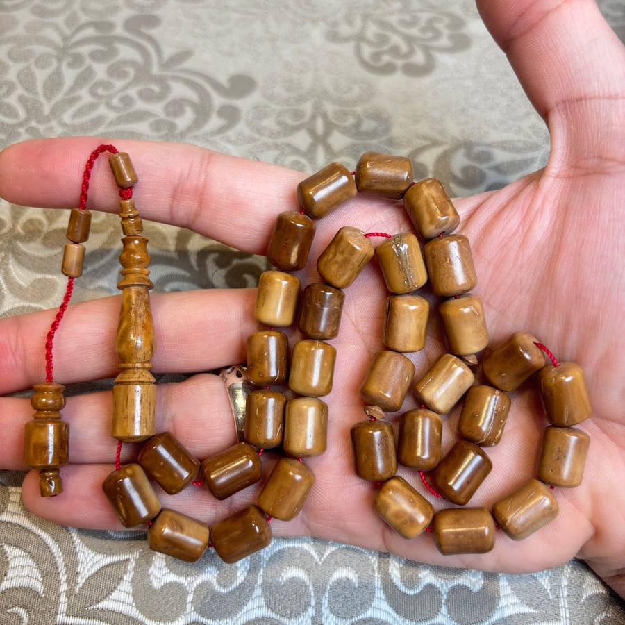 مسباح كوك صندوقي بخشب طبيعي غامق وتمليكة أنيقة