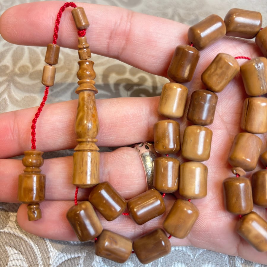 مسباح كوك صندوقي بخشب طبيعي غامق وتمليكة أنيقة