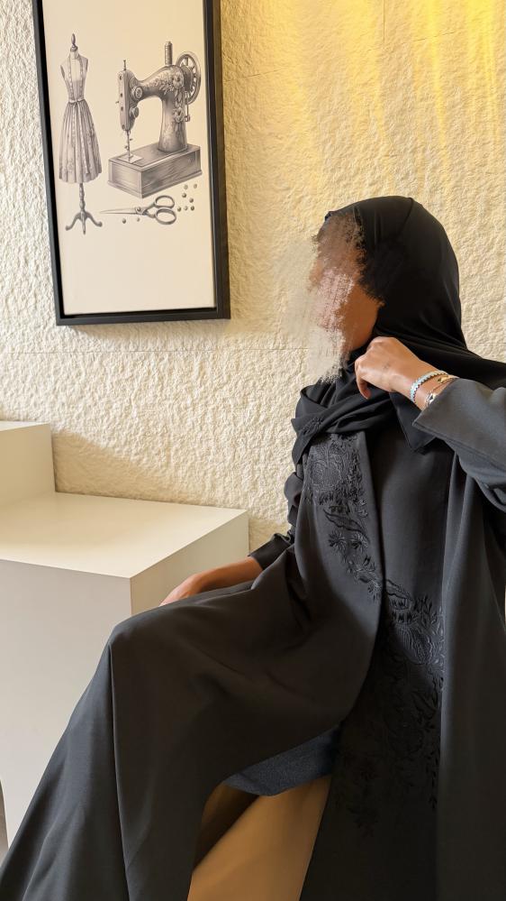 RN80، نوع القماش: كريب بلايزر اسود فاتح بتطريز