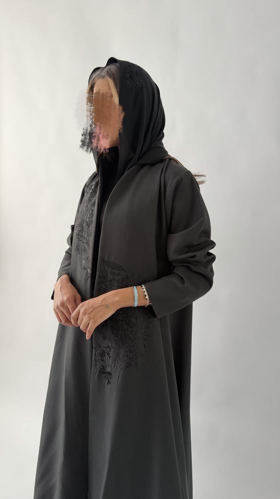 RN80، نوع القماش: كريب بلايزر اسود فاتح بتطريز