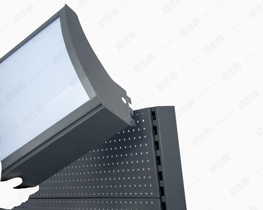 لوحات اعلانية على رفوف السوبر مقوس