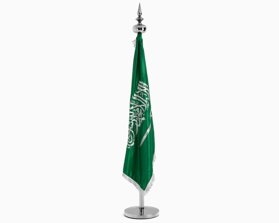 سارية ثابت بعلم المملكة فضي