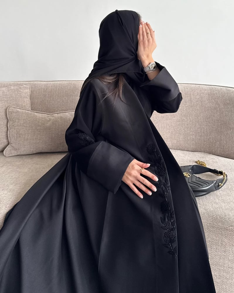 عباية كلوش خامة اللمياء باللون الأسود