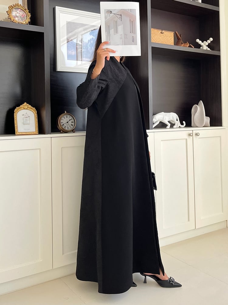 عباية سادة بلون أسود قماش سراميك مع كريب