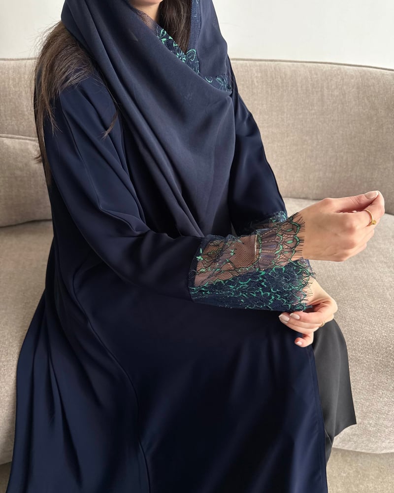 عباية نص كلوش كحلي بدانتيل