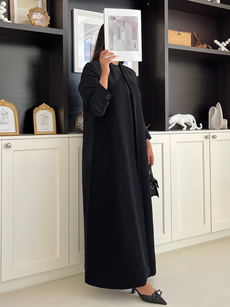 عباية سادة بلون أسود قماش سراميك مع كريب بستايل بليزر