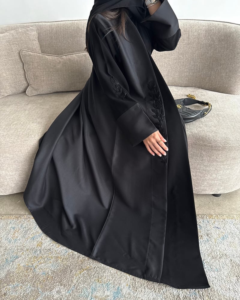 عباية كلوش خامة اللمياء باللون الأسود