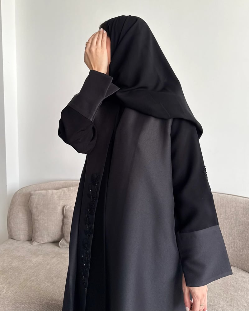 عباية كلوش خامة اللمياء باللون الأسود