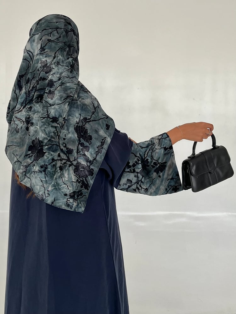 عباية نص كلوش بلون كحلي