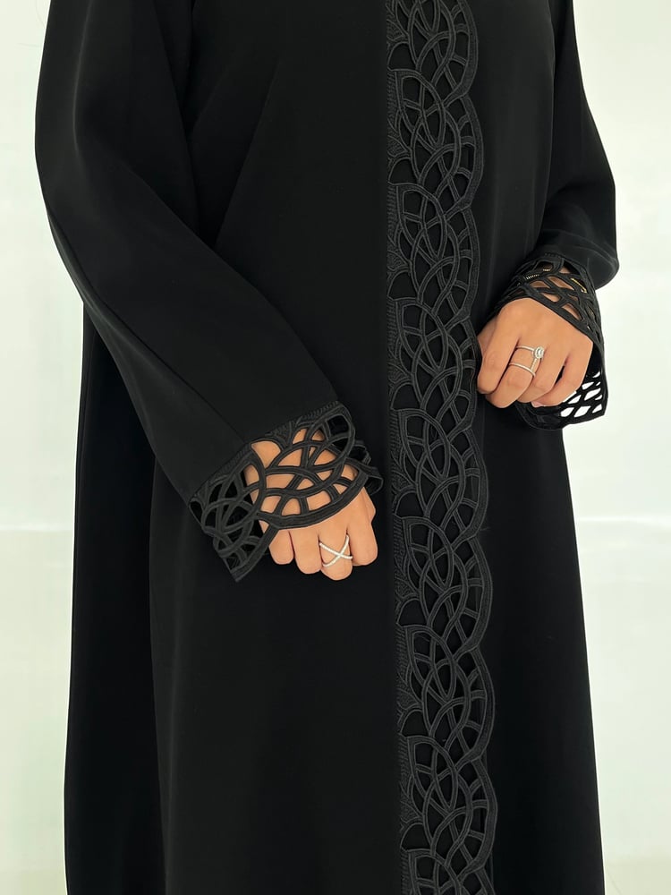 عباية أسود فاحم خامة السيراميك الكوري نص كلوش فخمة