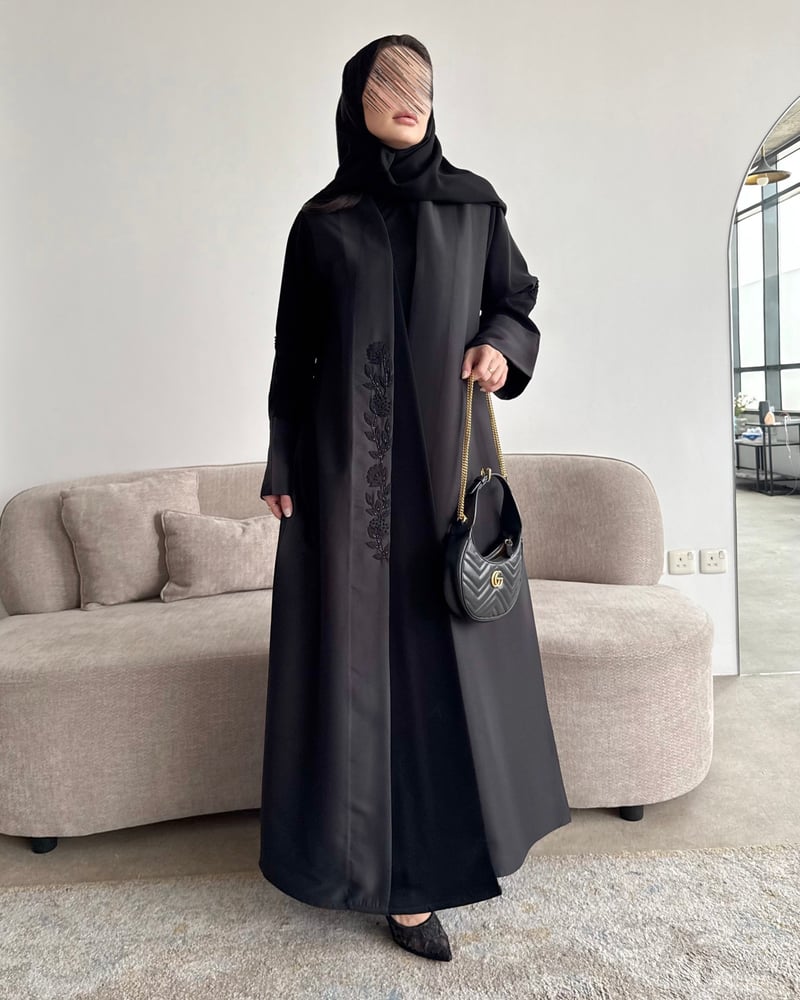 عباية كلوش خامة اللمياء باللون الأسود