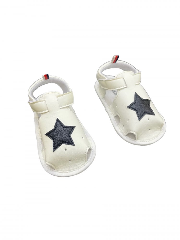 حذاء أطفال ابيض