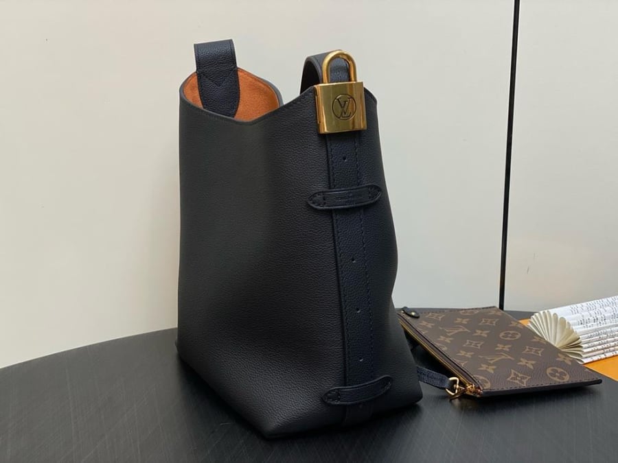 لوي فيتون Low Key Hobo مقاس 24cm