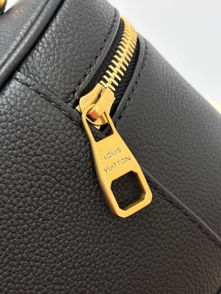لوي فيتون Vanity Chain Pouch مقاس19cm