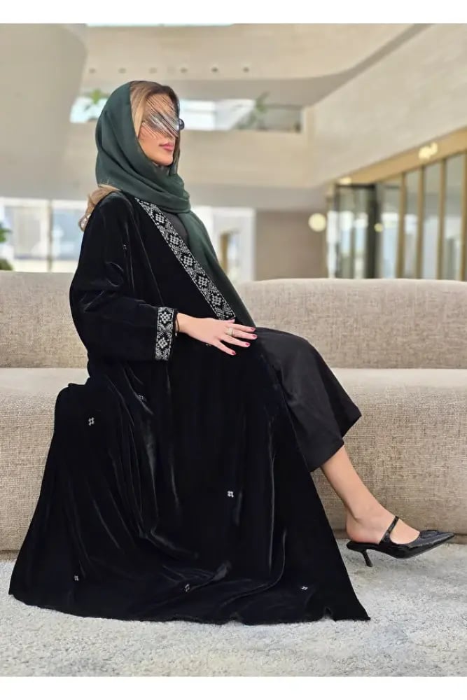 عباية مخمل فاخرة بتطريز هندسي