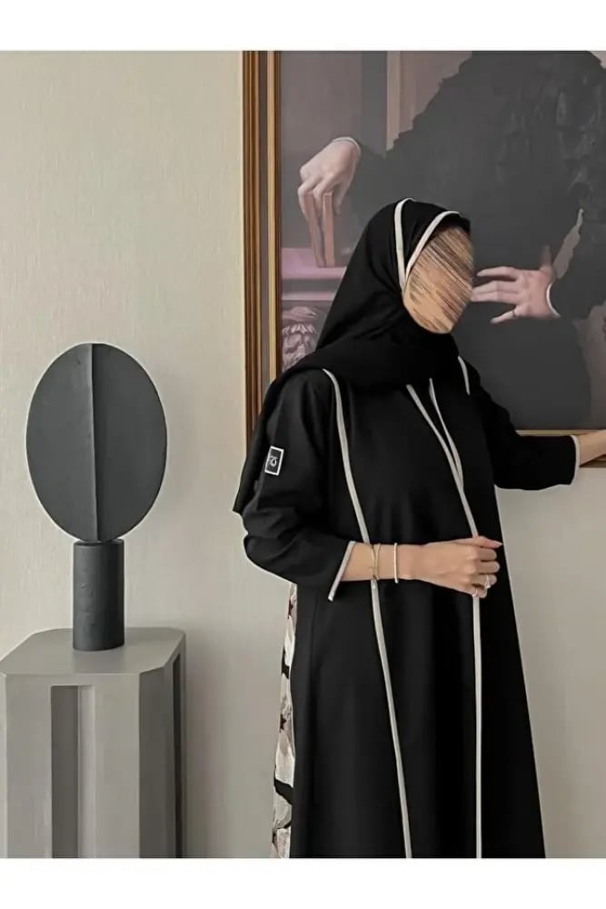 عباية كتان سوداء مطرزة بالزهور بقصة ربع كلوش مع طرحة