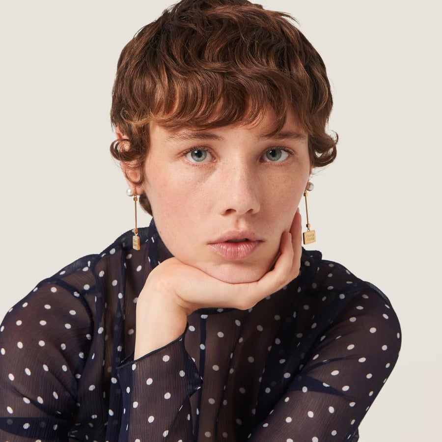 أقراط miumiu معدنية ولؤلؤ اصطناعي