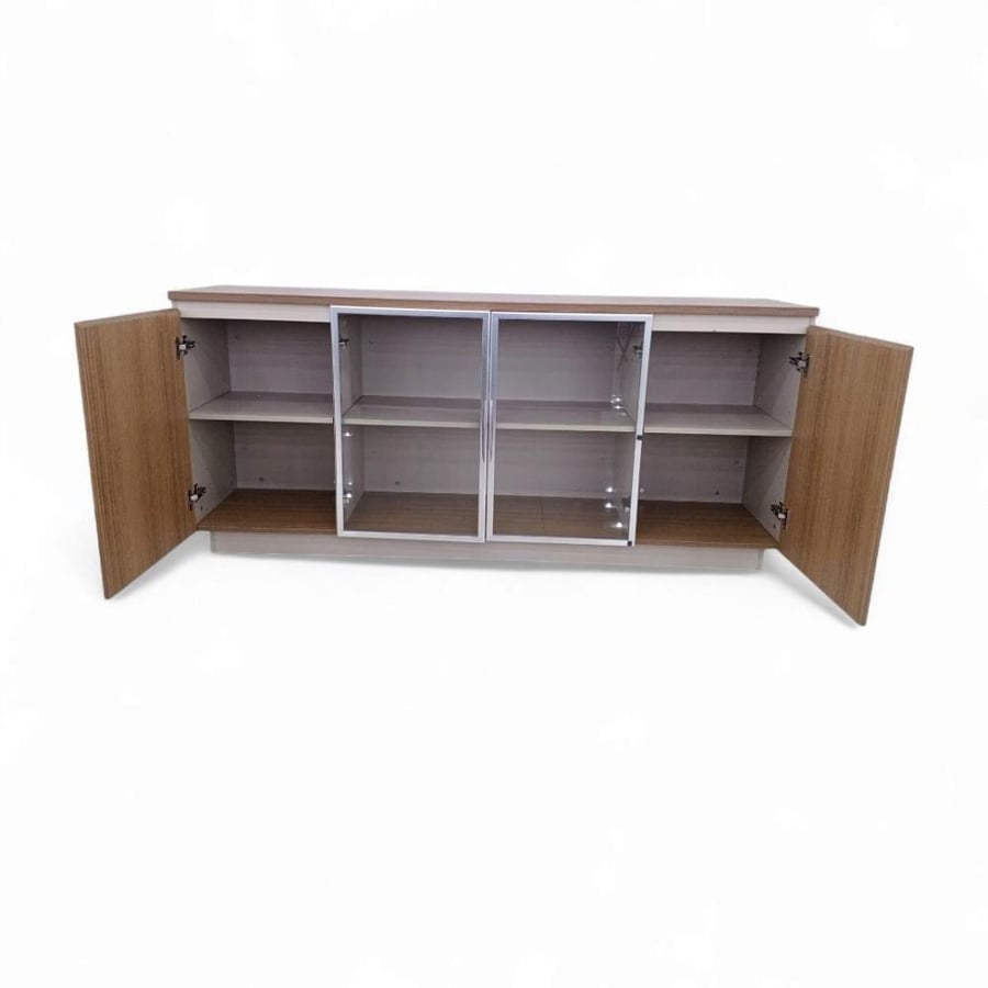 دولاب كرندايزا تصميم حديث لون خشبي على بيج خشب MDF بابين قزاز بأطار المانيوم