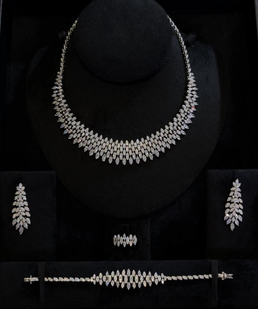 Gian set including the box