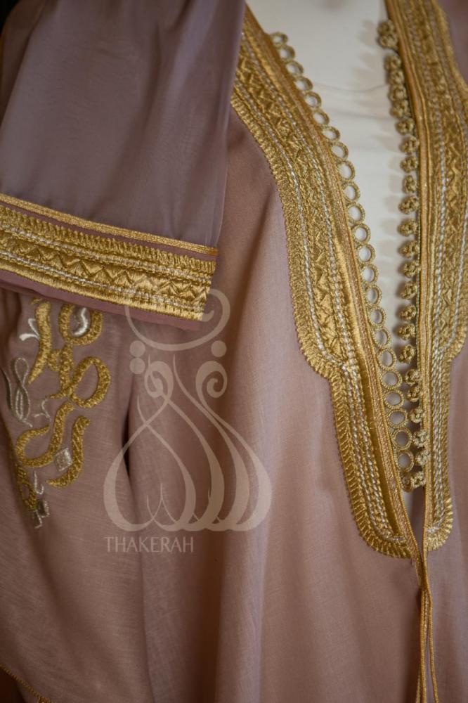 بشت كلاسيك بالخط العربي تطريز برونزي لينين اللون لافندر