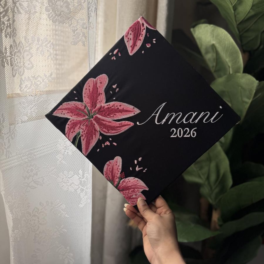 قبعة ورد الليليز بإسم Amani