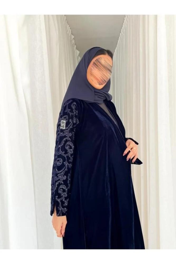 عباية أنيقة عصرية شتوية  القماش مخمل كحلي مع مخمل مطرز وقصة العباية ربع كلوش شامل الطرحة
