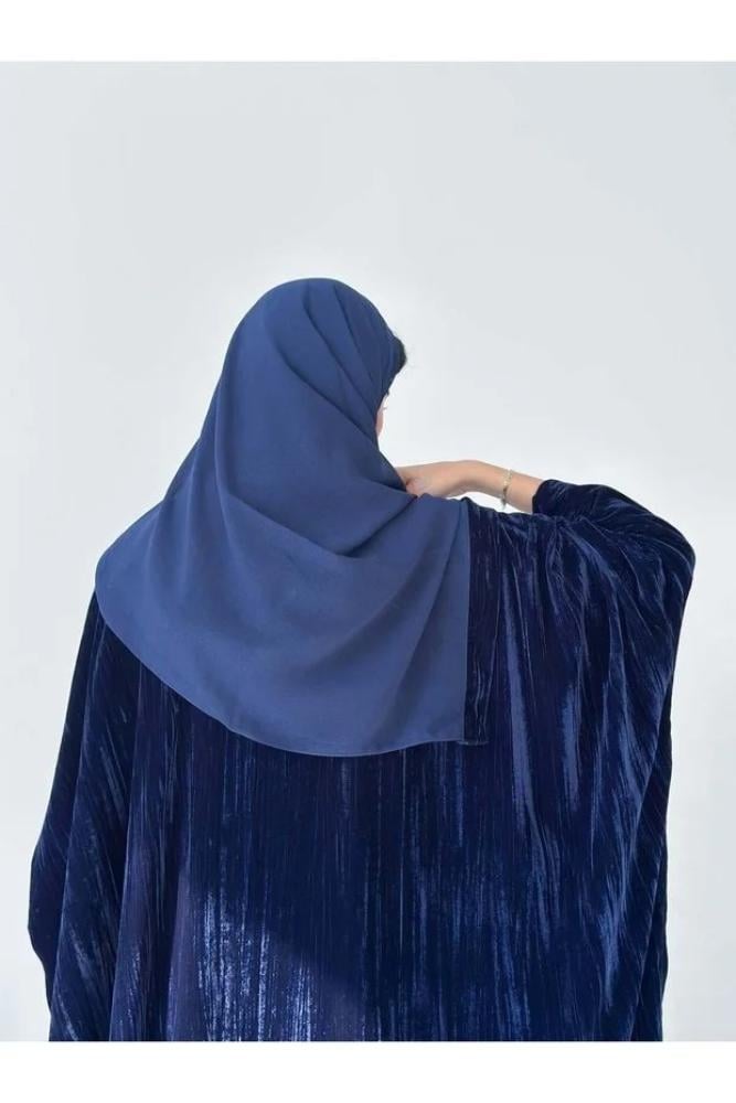 عباية مخمل مع فستان كريب