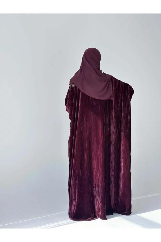 عباية مخمل مع فستان كريب