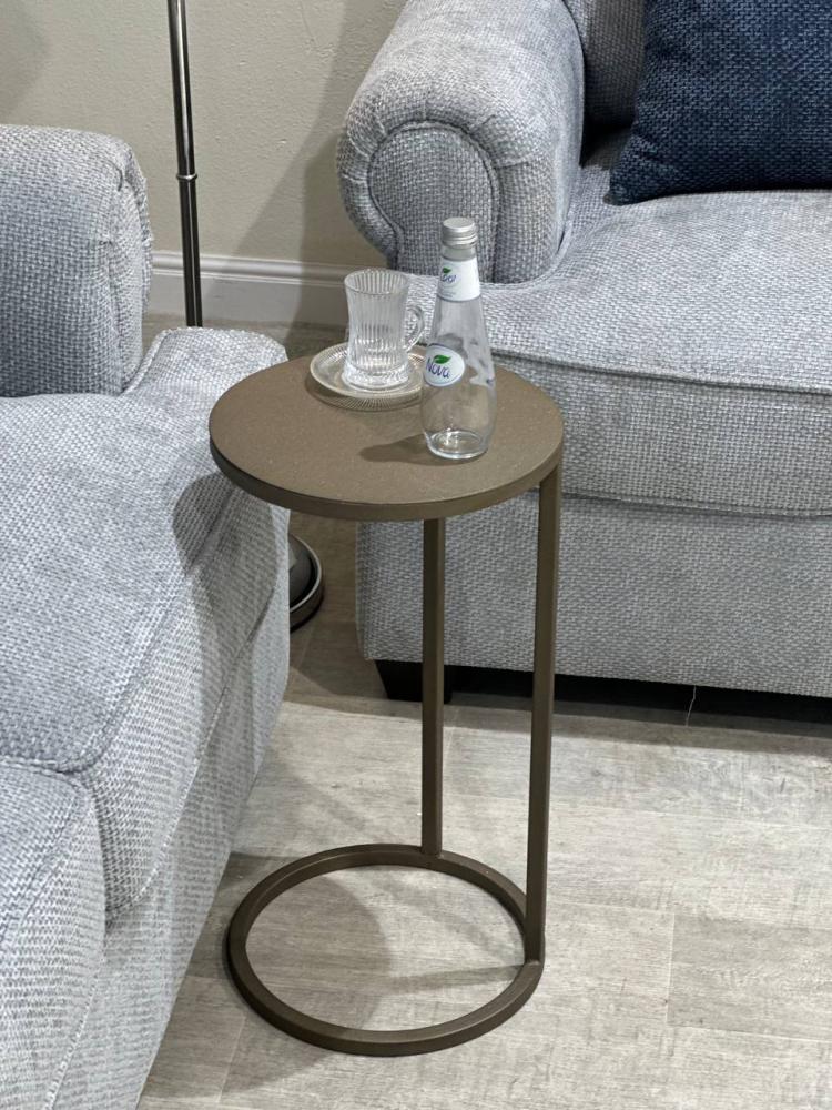 طاولة خدمة جانبية اللون بني بتصميم عصري وأنيق