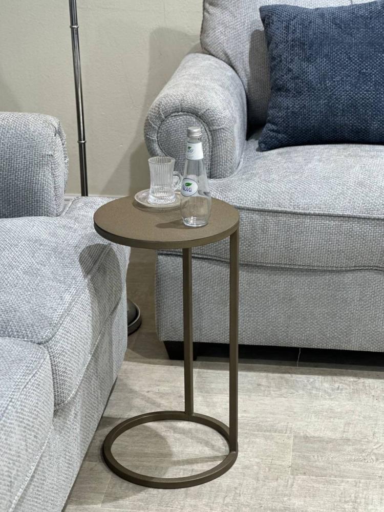 طاولة خدمة جانبية اللون بني بتصميم عصري وأنيق