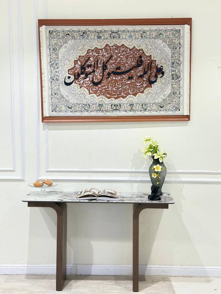 لوحة جدارية بتصميم عصري مستوحى من السجاد مع نقش عبارات