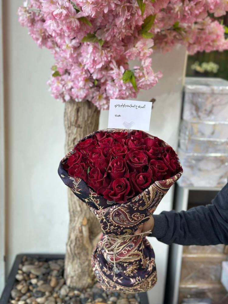 شال كشميري مع باقة ورد