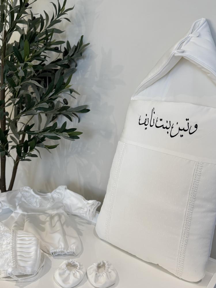 طقم مواليد باللون الأبيض مكون من ٤ قطع