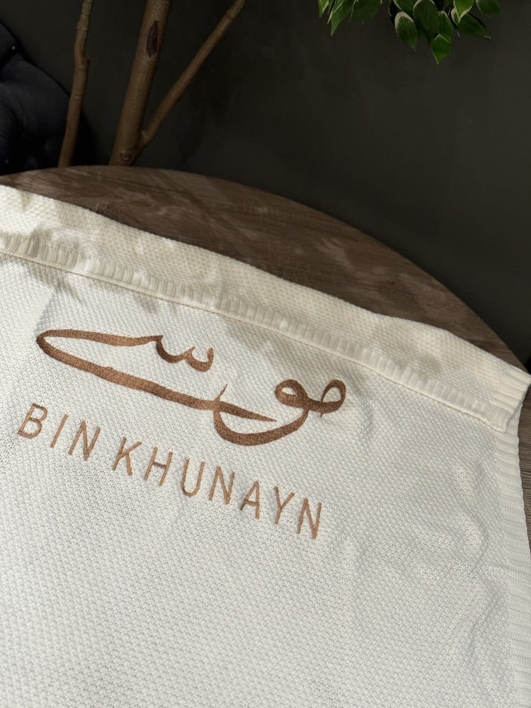 بطانية مواليد  باللون الأبيض  شامل التطريز