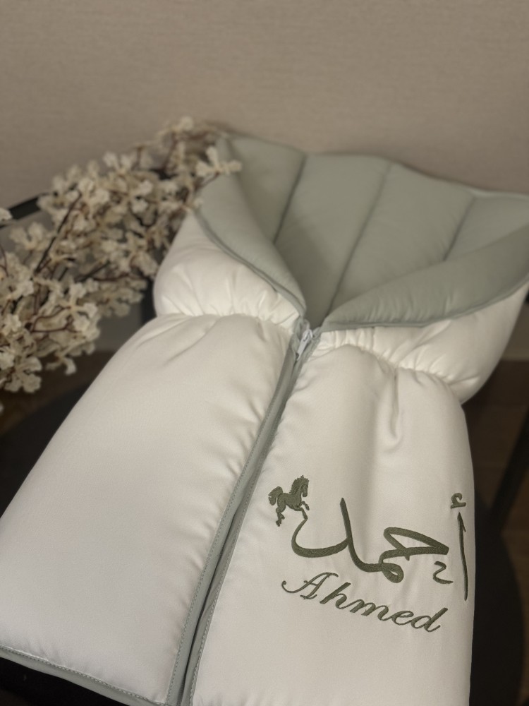 مدس باللون الأبيض ومن الداخل فستقي