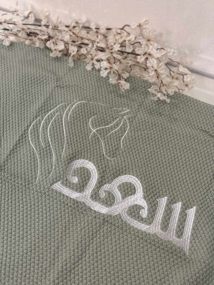 بطانية مواليد باللون الفستقي شامل التطريز
