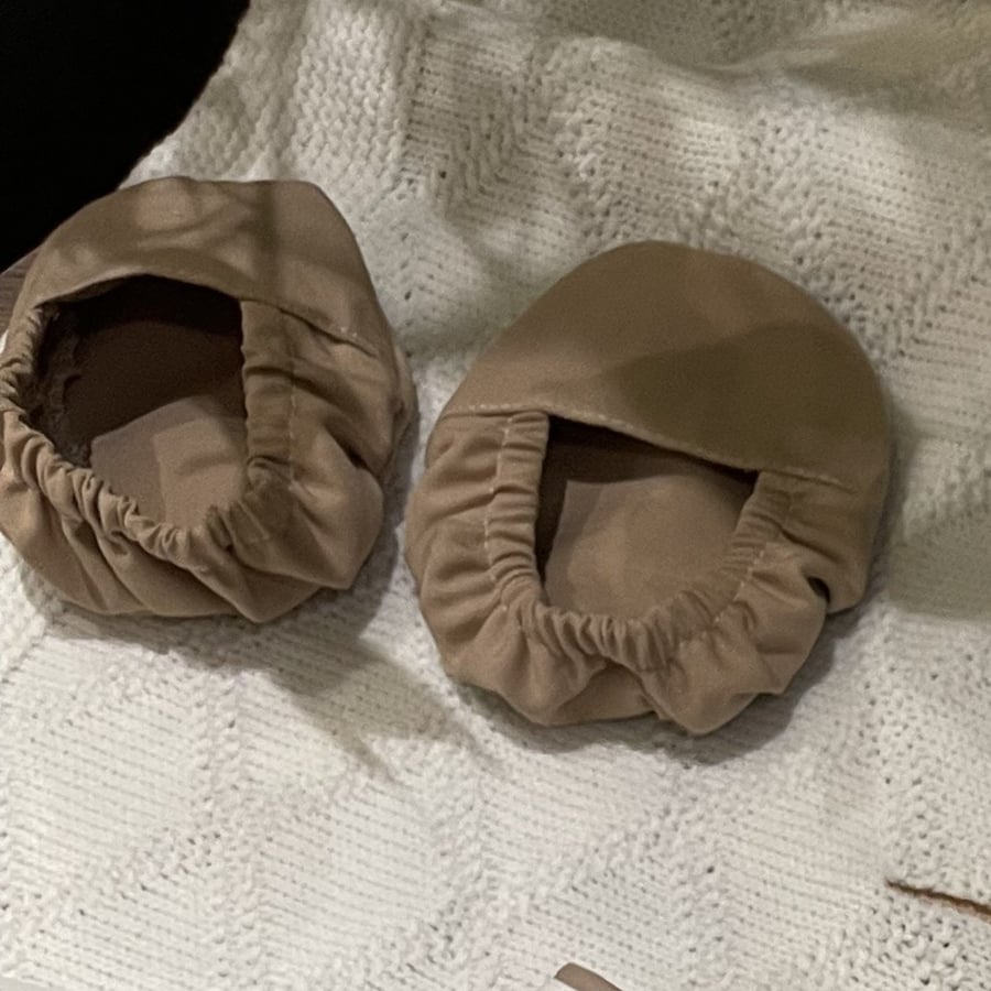 طقم مواليد بيج غامق مكون من ٤ قطع
