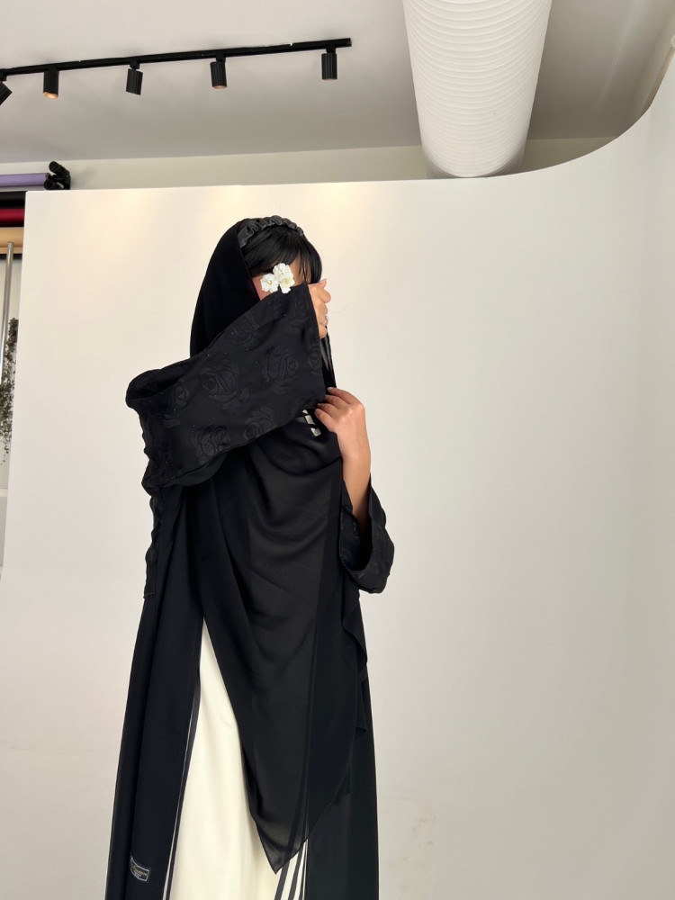 تطريز بالكتف واليد