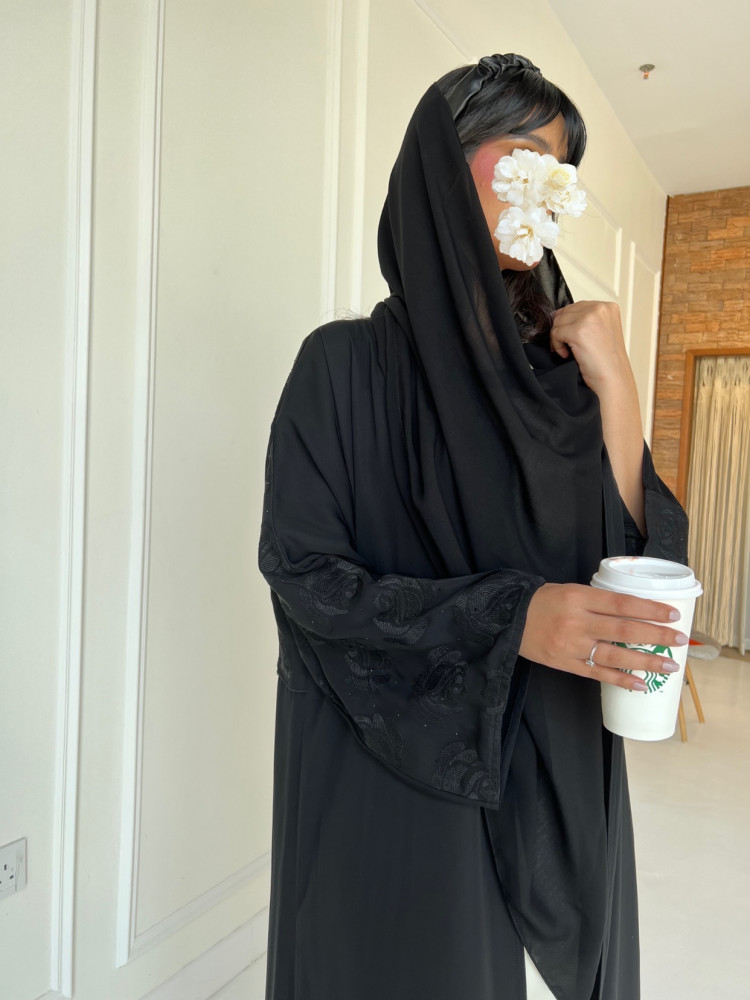 تطريز بالكتف واليد