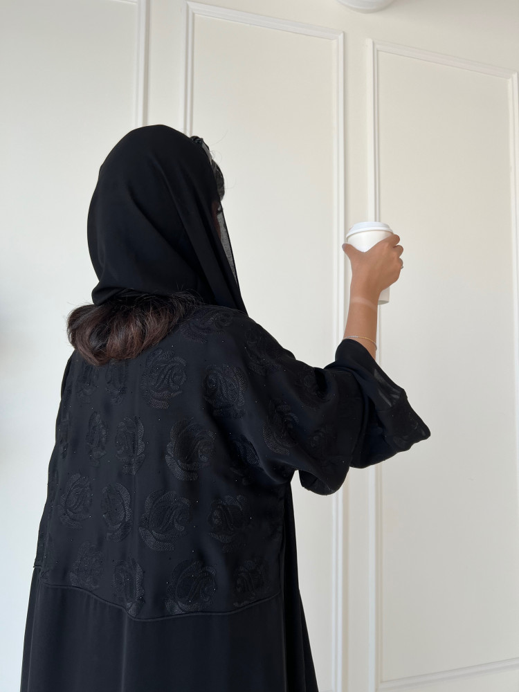 تطريز بالكتف واليد
