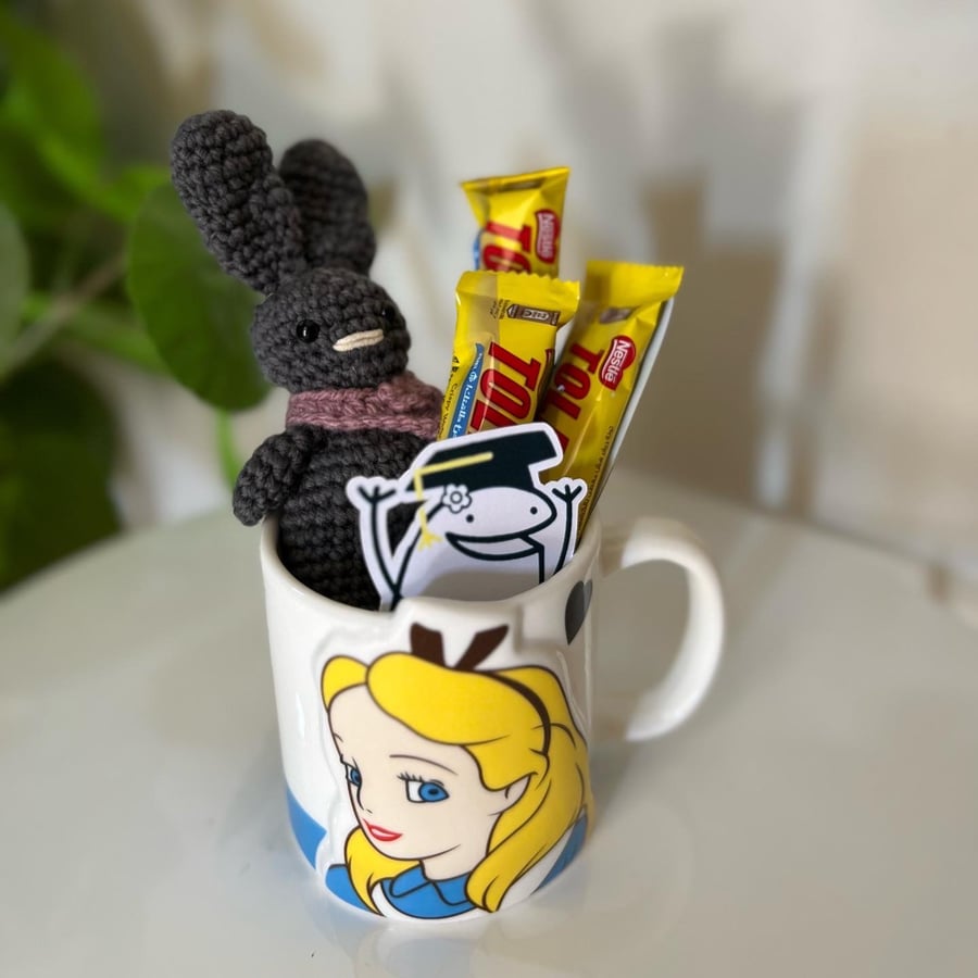 كوب مع دمية كروشية
