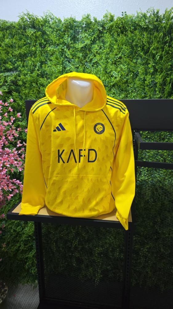 بلوفر شتوي لنادي النصر 2026 باللون الأصفر