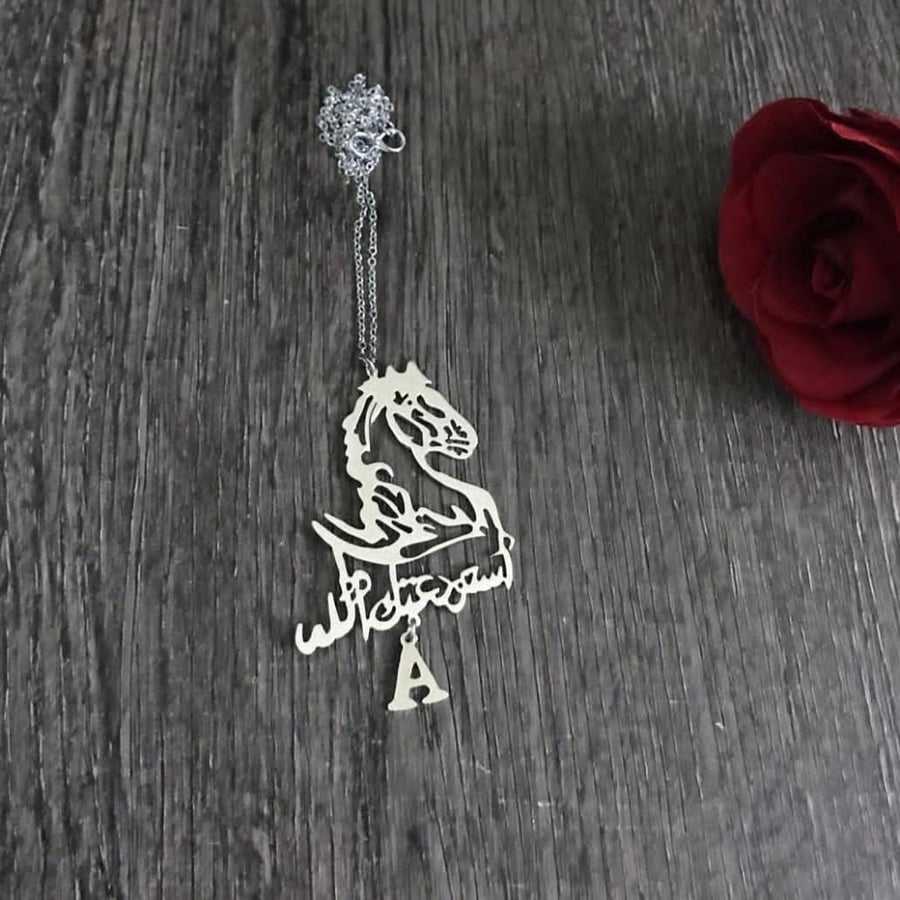 تعليقة سيارة بالاسم برسمة خيل وعبارة استودعتك الله