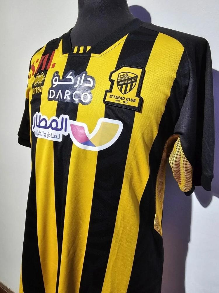 قميص نادي الاتحاد الأصفر والأسود بشعار داركو والمطلق من لحظة تذكار